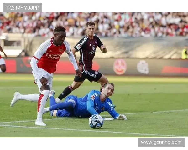 库杜斯中场与边锋切换的战术多样性分析 库杜斯中场与边锋切换的战术多样性分析